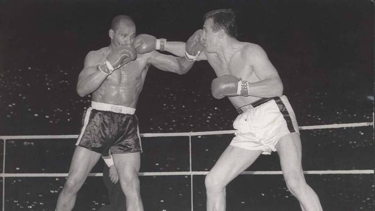 Harold Johnson (l.) und Gustav "Bubi" Scholz (r.) kämpfen in Berlin um den WM-Titel im Halbschwergewicht