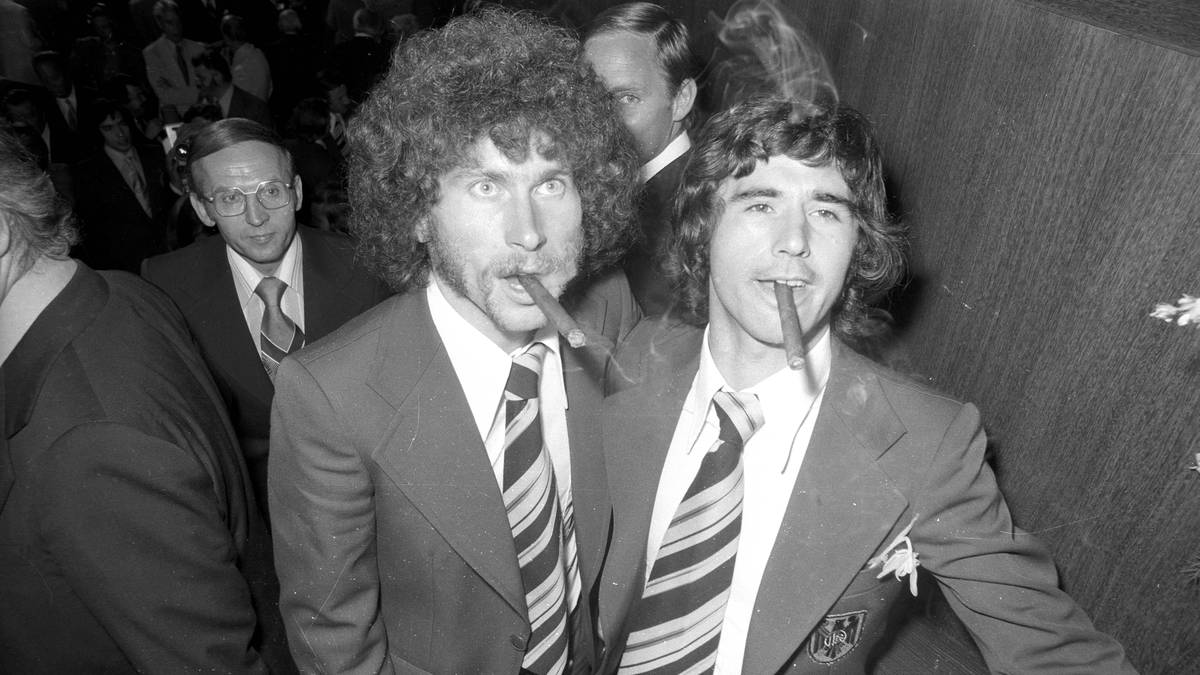 Gemeinsam mit Paul Breitner (l.), dem zweiten Endspiel-Torschützen, genießt Müller den Geschmack des Sieges