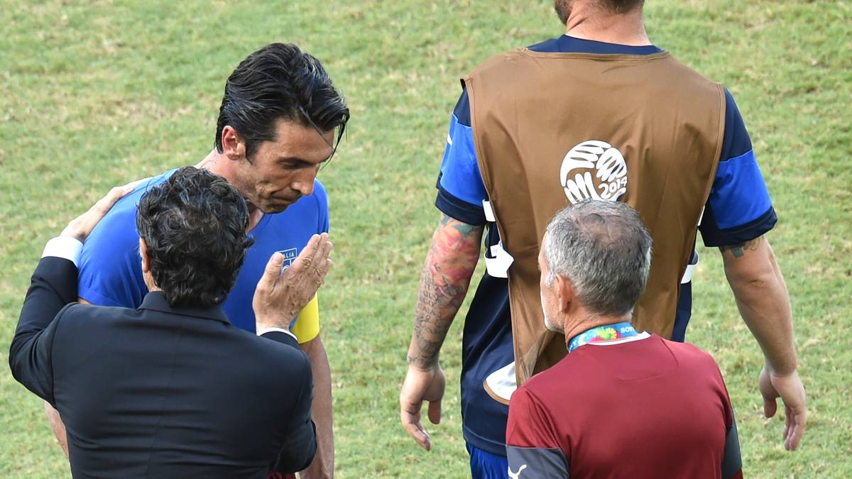 Immer denkt man: "Jetzt muss er doch aufhören!" Zuletzt nach dem frühen Aus bei der WM 2014 in Brasilien. Von wegen! Buffon hat schon angekündigt, bis zur WM in Russland weiterzumachen. Es wäre seine sechste WM-Teilnahme