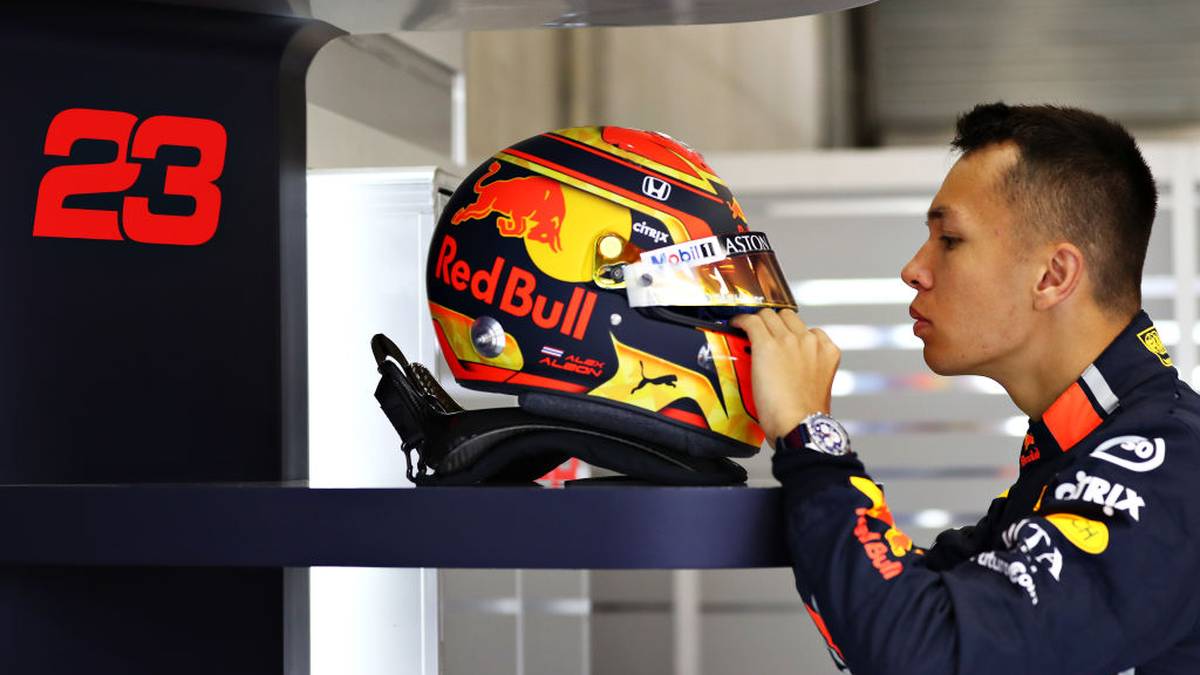 War früher ein unbegrenzter Wechsel zwischen den einzelnen Events erlaubt, führte die Formel 1 vor einigen Jahren ein Wechselverbot ein, um die Fahrer besser identifizieren können. Ab der neuen Saison dürfen die Fahrer ihre Designs nun aber wieder unbegrenzt wechseln