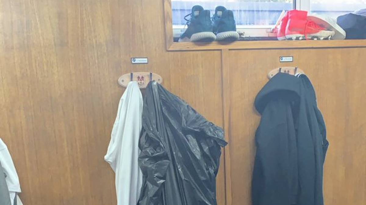 Hutchinson bekam den Spott noch umsonst zum Schaden: Teamkollege Jed Wallace twitterte einen Tonnenbild aus der Umkleidekabine mit dem Kommentar "Training". Hutchinsons Unfall scheint ihn sensibilisiert zu haben, sich besser auf die Müllentsorgung vorzubereiten