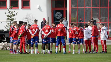 Der FC Bayern München hält eine Schweigeminute für die Opfer des Germanwings-Flug 4U9525 ab