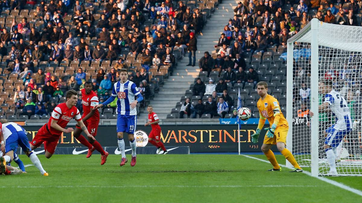Gleich klingelt's: Maximilian Philipp köpft das 2:0. Weder Keeper Thomas Kraft noch Roy Beerens am Pfosten können retten.