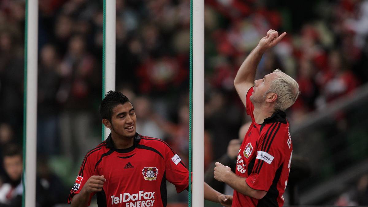 Seine Leistungen bleiben auch in Europa nicht lange unbemerkt. Bayer Leverkusen sichert sich die Dienste des aggressiven Mittelfeldjuwels im Jahr 2007. Die Frisur bleibt unauffällig, mit Sergej Barbarez trifft er aber auf einen Kollegen, der seine Kopfbehaarung zum visuellen Markenzeichen macht