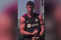 Mit seinen 35 Jahren sieht Barca-Stürmer Robert Lewandowski so fit aus wie noch nie - das zeigt der Pole auch gerne im Training und lässt dabei seine Muskeln spielen. 