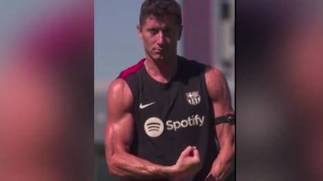 Mit seinen 35 Jahren sieht Barca-Stürmer Robert Lewandowski so fit aus wie noch nie - das zeigt der Pole auch gerne im Training und lässt dabei seine Muskeln spielen. 