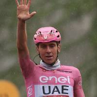 Tadej Pogacar dominiert den Giro nach Belieben und feiert bereits seinen fünften Tagessieg. Wegen des schlechten Wetters erzwingen die Fahrer eine Streckenänderung.