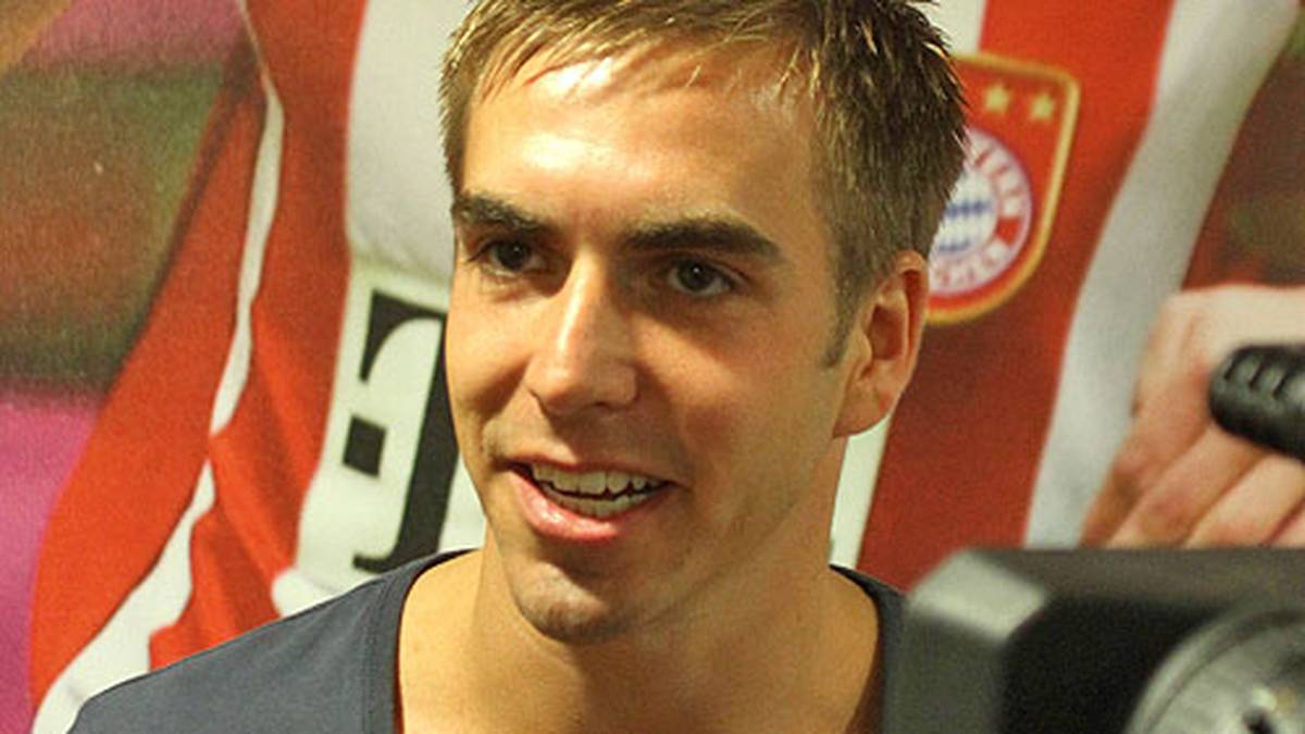 Im November 2009 sorgt Lahm in einem "SZ"-Interview für Aufsehen. Er kritisiert die Transferpolitik des FC Bayern öffentlich und wirft der Vereinsführung vor, keine eigene Spielphilosophie zu verfolgen. Die Folge ist eine Geldstrafe in Rekordhöhe