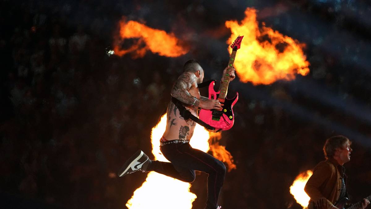 Durch die ganze Pyro-Show wird ihm aber auch das zu warm