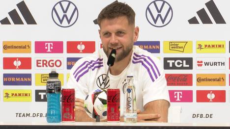 Auf einer Pressekonferenz der deutschen Fußballnationalmannschaft spricht Nationalspieler Niclas Füllkrug über den Ballerman-Hit "Füllkrug".