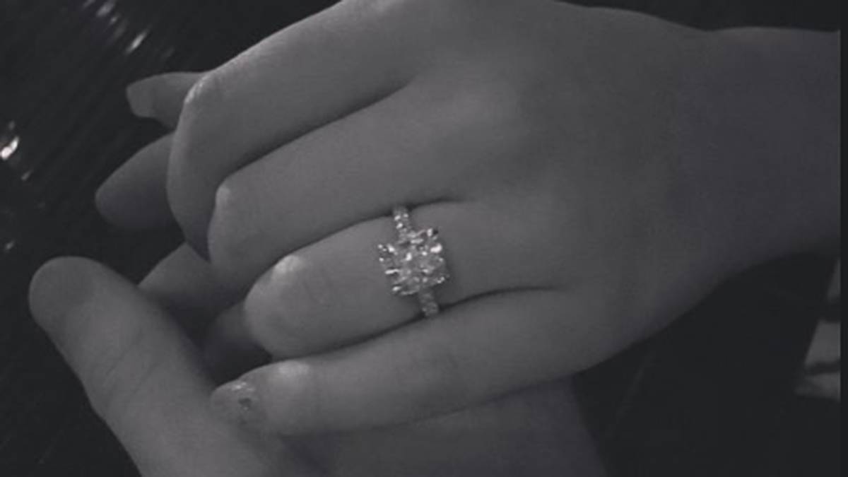 Erst im Januar hatte sich das Paar, das sich 2013 in London kennengelernt hatte, verlobt. Noch im Juni meinte Yorke, dass man im nächsten Jahr in Venedig heiraten wolle. Nun löschte sie auf ihrer Instagram-Seite das Foto des Verlobungsringes