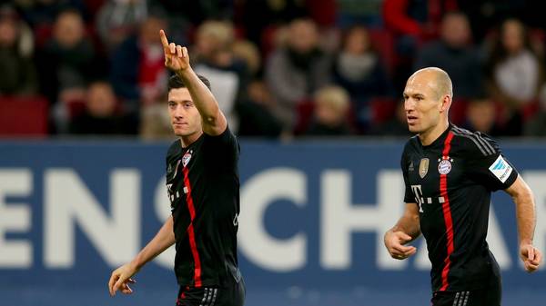Robert Lewandowski-Arjen Robben-FC Augsburg-FC Bayern Muenchen-Bundesliga