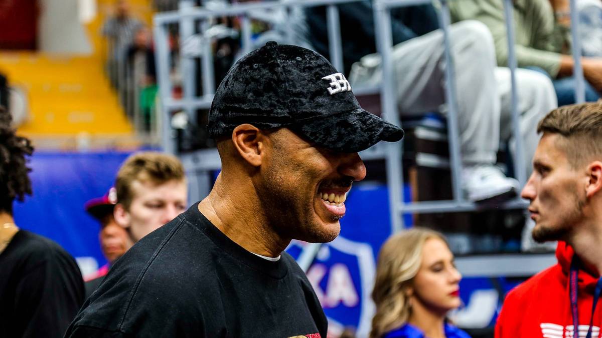 "Der Ort hat nicht wirklich etwas damit zu tun. Sie brauchen dort drüben einen neuen Kulturwandel, damit die Sache funktioniert. Holt Melo, holt Gelo und ihr werdet die Chemie sehen. Und dann findet einen Weg, Zo zu bekommen, und dann haben Sie die Triple B's, die Balljungs auf dem Broadway", sagte er in USA Today