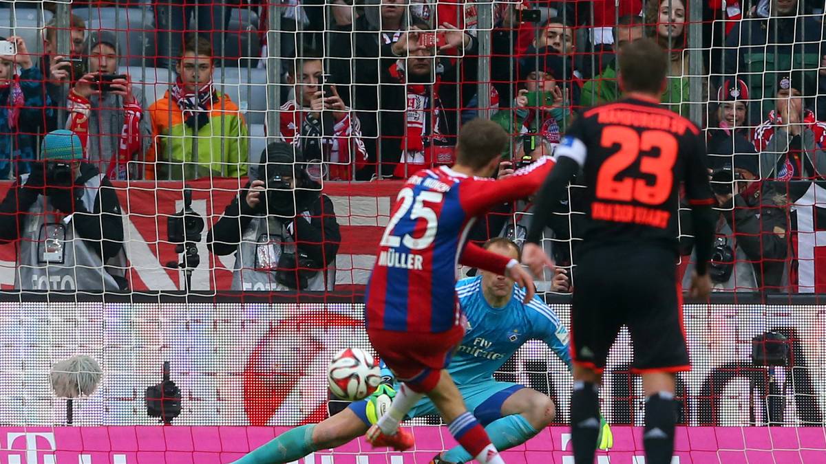 ...und verlädt HSV-Keeper Jaroslav Drobny mit dem Elfmeter zum 1:0. 