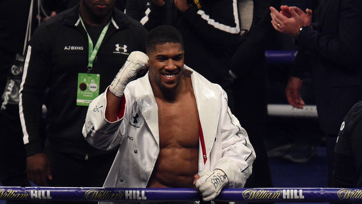 Siegessicher ballt Joshua nach dem Kampf die Faust