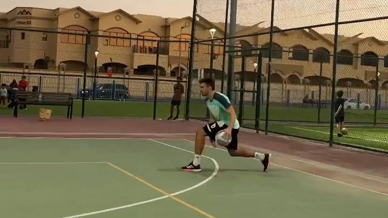 Mats Hummels und BVB-Keeper Alexander Meyer glänzen auf dem Basketball-Court