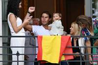 Der Tennis-Superstar aus Spanien schaute im Kreis seiner Liebsten von einem Balkon aus zu. Auch sein Sohn war mit dabei.