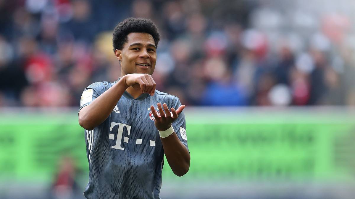 SERGE GNABRY: Mit einem imaginären Kochlöffeln rührt er den Kochtopf. Bayerns Chefkoch Serge Gnabry hat sich die Geste bei NBA-Basketballer James Harden abgeschaut. Für den großen Basketball Fan ist der US-Star ein Vorbild: "Das ist Cooking. Wenn James Harden übertrieben viele Punkte macht, läuft er heiß." So wie Gnabry, wenn er Scorerpunkt an Scorerpunkt hängt