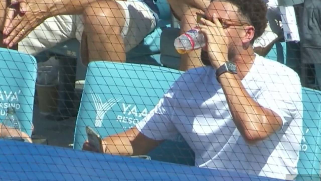 Baseball: NBA-Superstar Klay Thompson ext Bier beim Spiel Giants gegen Dodgers