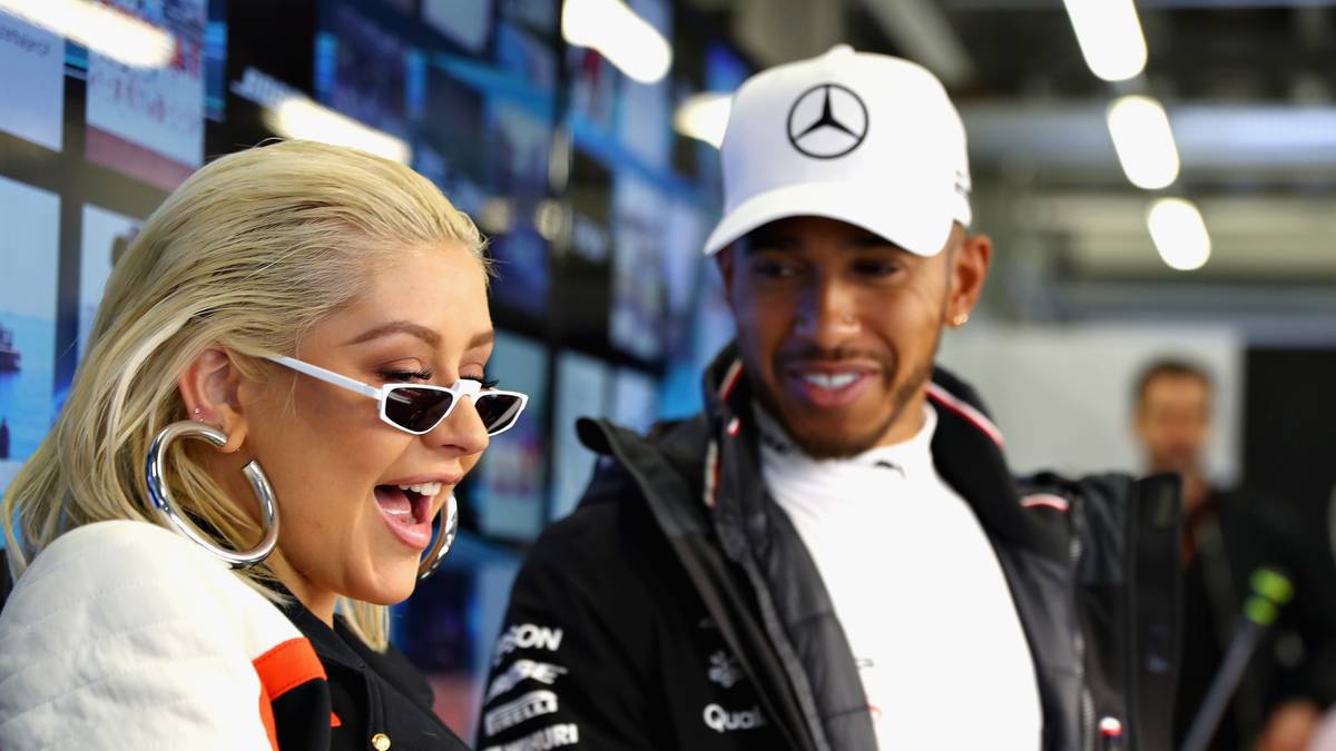 Der Popstar der Formel 1 ist er bereits, jetzt geht Lewis Hamilton offenbar auch noch unter die Sänger. Laut dem Entertainment-Magazin "NME" ist der Brite die männliche Stimme beim neuen Song "Pipe" von Christina Aguilera. Ob ihm das Singen wohl seine Ex-Freundin Nicole Scherzinger beigebracht hat?