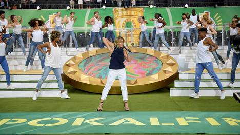 Helene Fischer tritt in der Halbzeitpause des Pokalfinales in Berlin auf