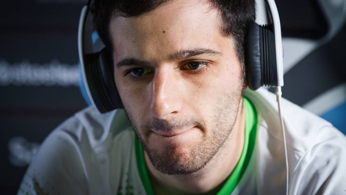 Im November war es Platz 16 auf der PS4, der ihm ein Ticket zum ersten großen Offline-Event der FIFA-Saison sicherte. Die ESL Wintermeisterschaft gewann er 2015, früher spielte der Mann vom VfB Stuttgart erfolgreich das FIFA-Konkurrenzprodukt Pro Evolution Soccer.