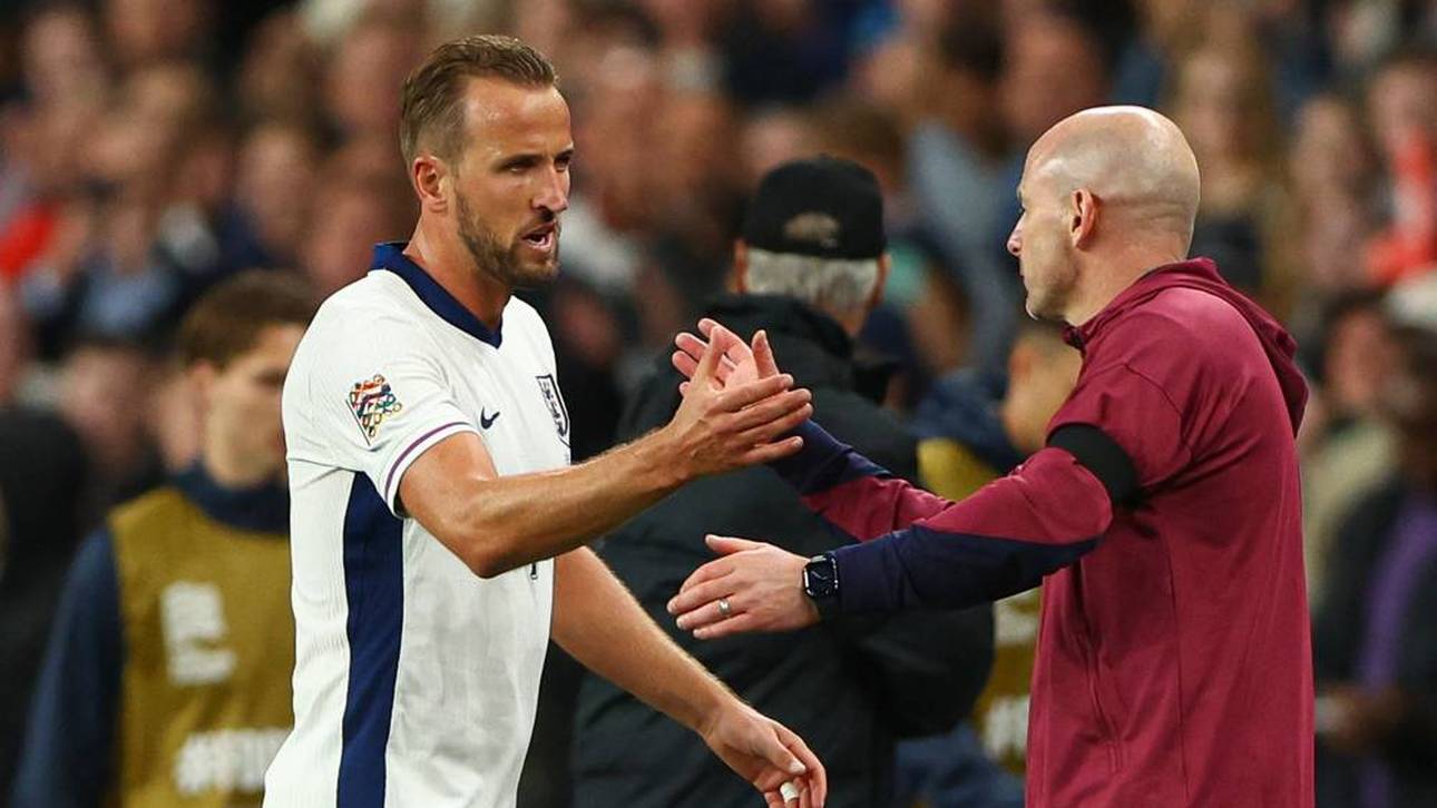 Carsley (r.) klatscht mit Harry Kane ab