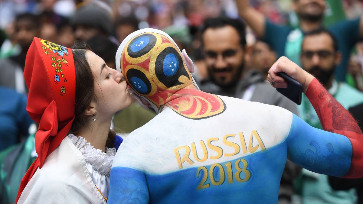 Den WM-Pokal zu küssen ist ein einmaliges Gefühl. Normalerweise steht dieser aber still