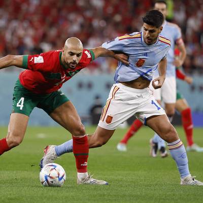 Nach starken Darbietungen bei der WM 2022 in Katar hat sich Sofyan Amrabat in die Notizbücher zahlreicher europäischer Top-Klubs gespielt. Der FC Liverpool soll sogar bereits Gespräche mit seinen Beratern geführt haben.