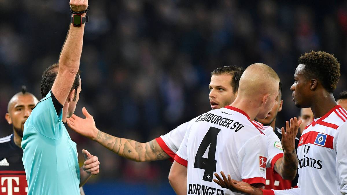 ... und zeigt dem Hamburger zum Entsetzen seiner Kollegen noch vor der Pause glatt Rot. Trainer Gisdol tobt an der Seitenlinie. Wer die Szene nicht durch die Vereinsbrille sieht, kann die Entscheidung des Schiris nachvollziehen 