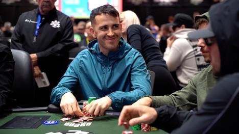 Koray Aldemir gewann 2021 das Main Event der WSOP. Nun gehört er zu noch fünf verbliebenen Ex-Champions, die Tag 4 des aktuellen Main Events erreicht haben.