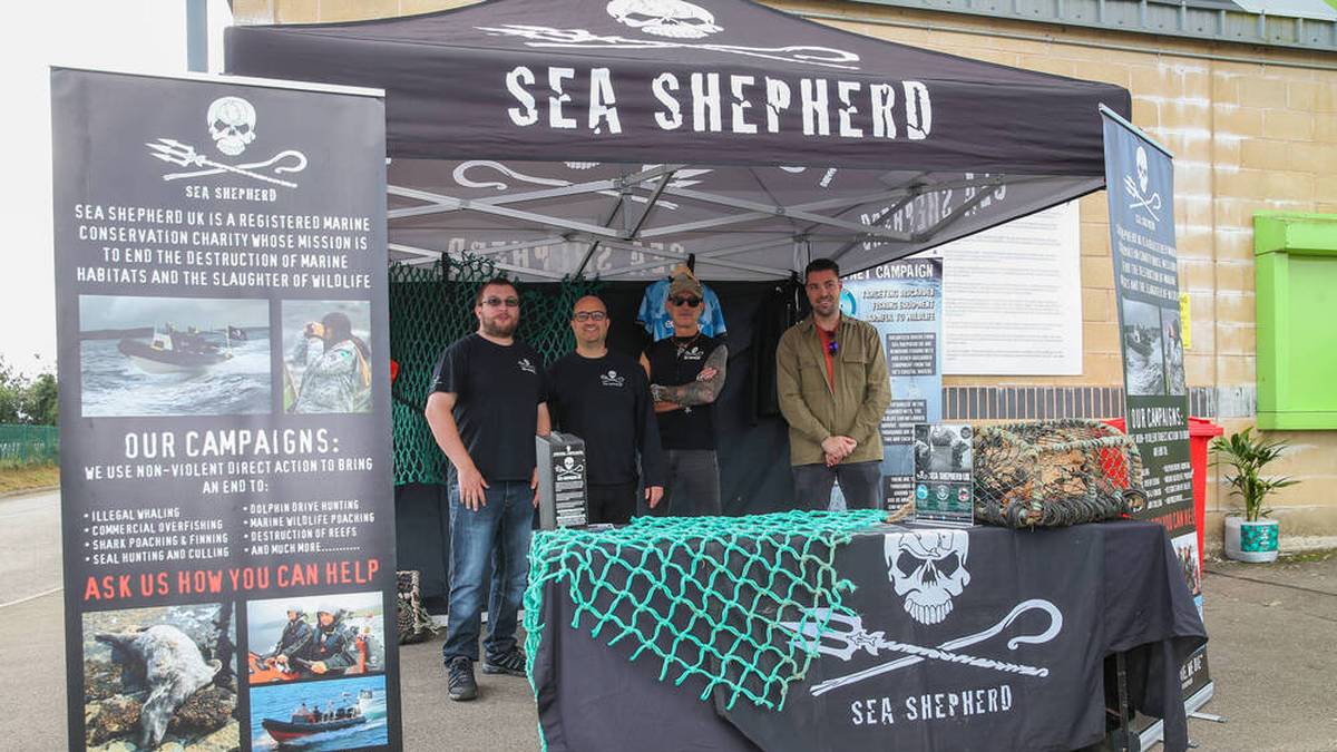 Aufklärung gehört zum Geschäftsmodel: "Sea Shepherd" vor dem New Lawn