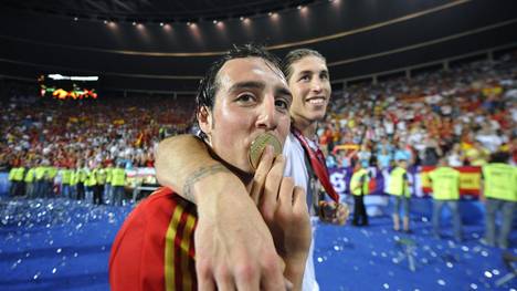 Santi Cazorla (l., mit Sergio Ramos) wurde 2008 und 2012 mit Spanien Europameister