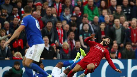 Diese Szene machte Jürgen Klopp wütend: Leicesters Hamza Choudhury (l.) holte Mo Salah rüde von den Beinen