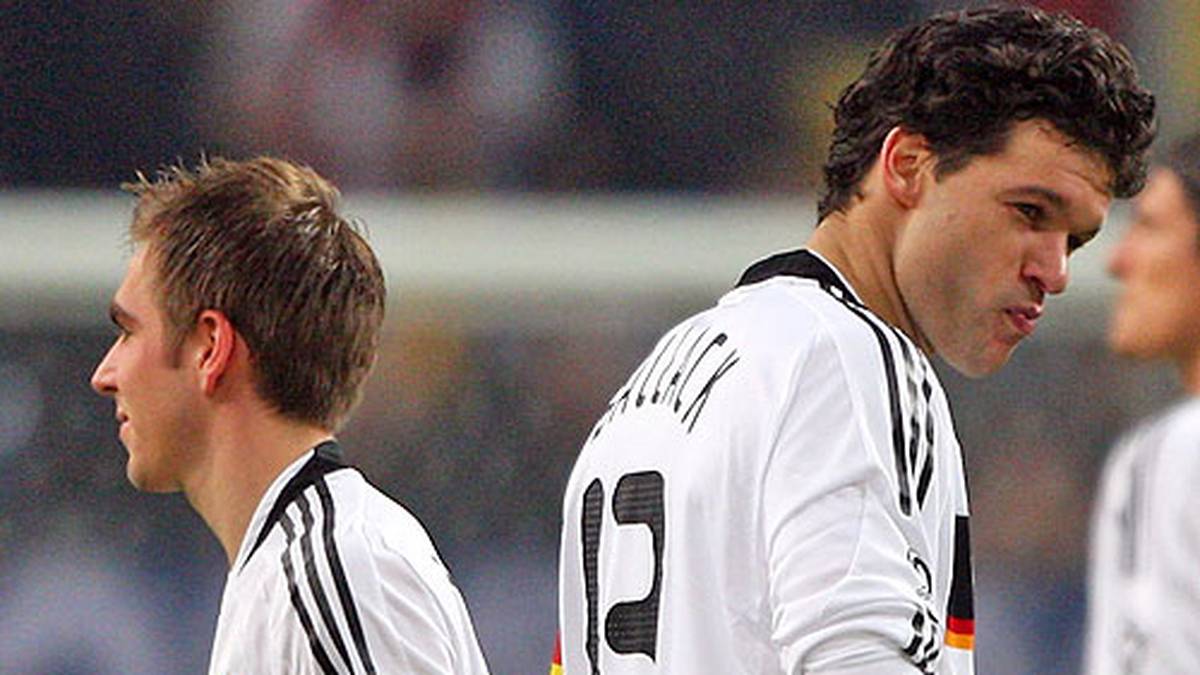 Nationalmannschafts-Kapitän Michael Ballack verletzt sich kurz vor der WM in Südafrika schwer, Lahm soll nur vorübergehend Spielführer werden. Vor der Halbfinal-Niederlage gegen Spanien erklärt der Münchner dann überraschend, die Binde nicht mehr hergeben zu wollen. So sollte es auch kommen