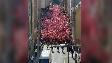 Rot Weiß Essen war am Mittwochabend beim schottischen Erstligisten Hibernian Edinburgh für ein Testspiel zu Besuch. Über 2.000 Fans reisten mit – und sorgten für eine tolle Stimmung.