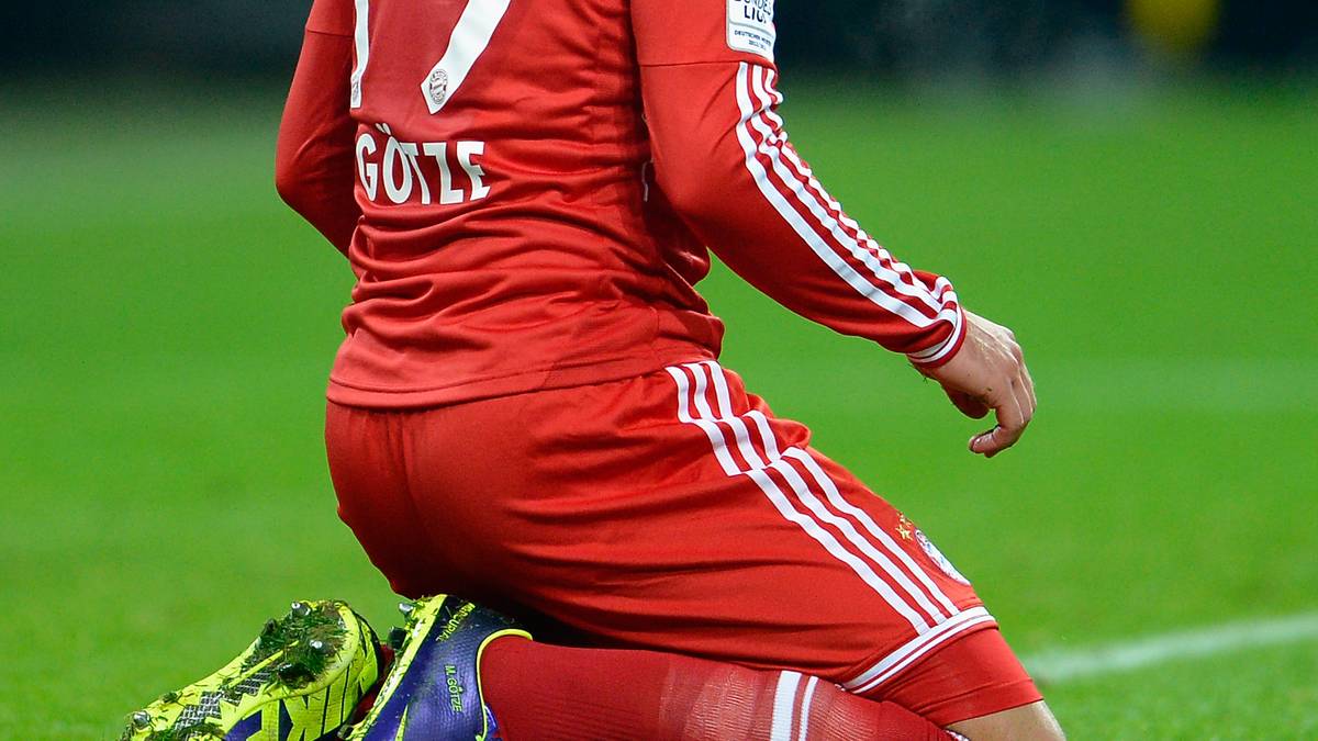 Sein drittes Bayern-Jahr wird für Götze zur Seuchen-Saison. Von Oktober 2015 bis Februar 2016 setzt ihn ein Muskelfaserriss an den Adduktoren außer Gefecht. Im Mai 2016 kommt ein Rippenbruch hinzu. 22 Spiele verpasst er in dieser Saison