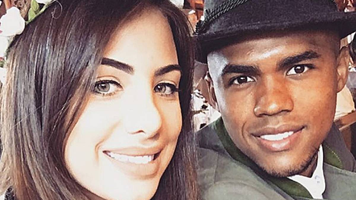 Douglas Costa hat mit seiner Luisa Ramos eine gute Zeit im Zelt