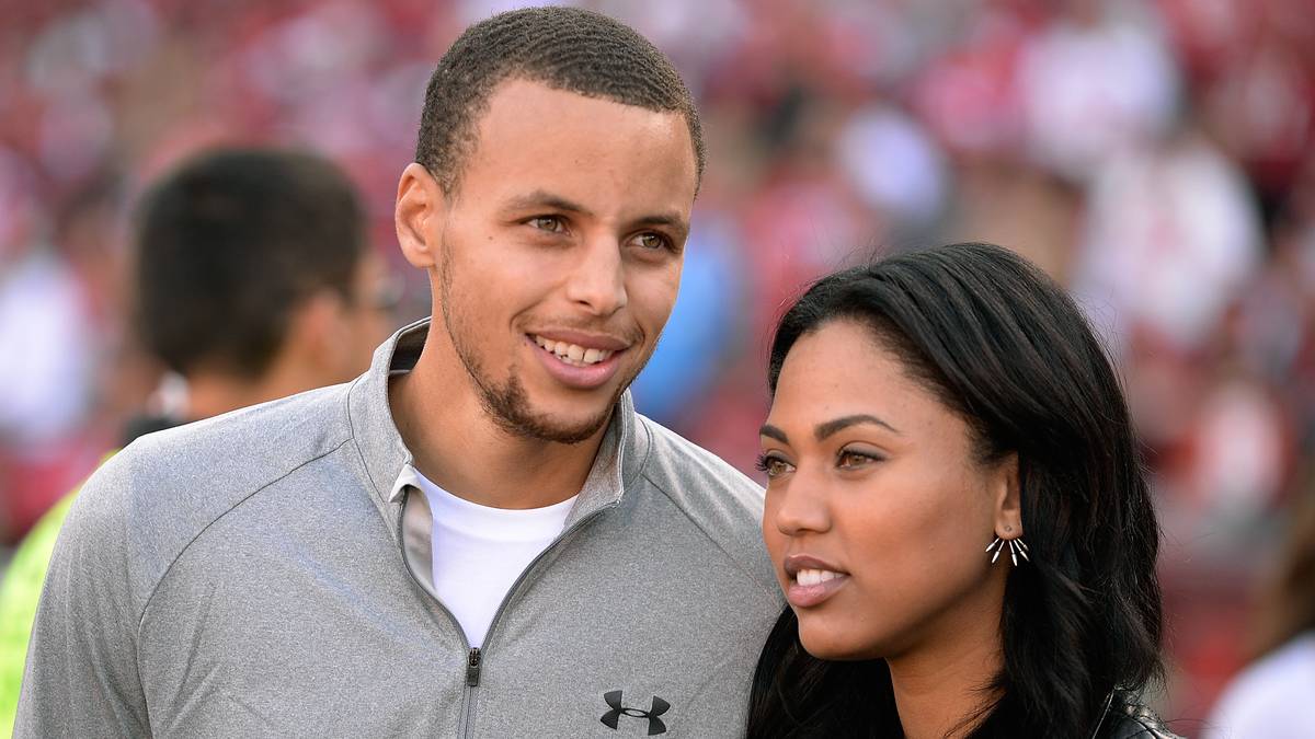 NBA-Superstar Stephen Curry spielte am Davidson College in North Carolina - klar, dass sein Herz für die Panthers schlägt. Auch seine Frau Ayesha, die Steph in Charlotte, North Carolina geheiratet hat, fiebert natürlich mit