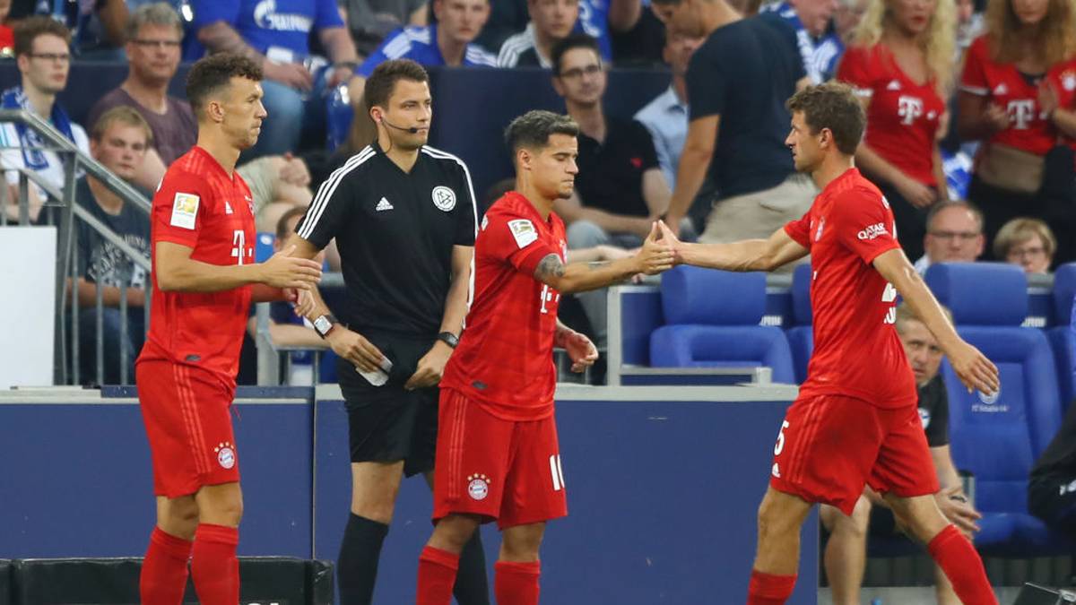 GELSENKIRCHEN, GERMANY - AUGUST 24: Philippe Coutinho of FC Bayern Munich replaces teammate Thomas Muller of FC Bayern Munich during the Bundesliga match between FC Schalke 04 and FC Bayern Muenchen at Veltins-Arena on August 24, 2019 in Gelsenkirchen, Germany. (Photo by Martin Rose/Bongarts/Getty Images)