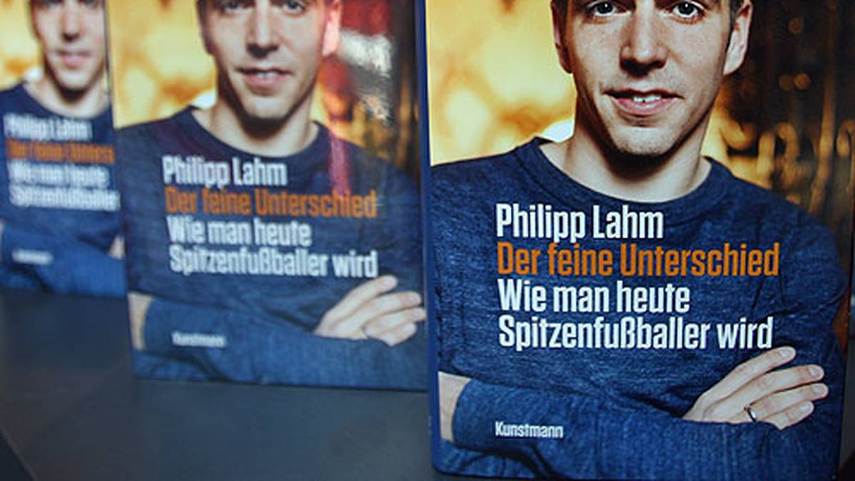 "Der feine Unterschied"? Nach der WM veröffentlicht Lahm sein erstes Buch. Das Schriftstück sorgt schon vor seiner Veröffentlichung für Ärger. Lahm kritisiert vor allem die früheren Bundestrainer Rudi Völler und Jürgen Klinsmann