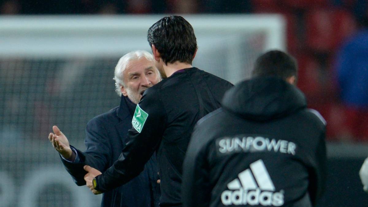 31. Oktober 2015: Mit den Schiedsrichtern (hier: Deniz Aytekin) gerät Rudi Völler immer wieder aneinander. Nach einem Gegentreffer gegen Wolfsburg, den Manuel Gräfe trotz Abseitsstellung anerkennt, stürmt Völler wutentbrannt von der Tribüne zum Spielfeldrand und pfeffert dabei auch sein Kaugummi auf den Boden. Auch in der Halbzeitpause gibt es Gesprächsbedarf 