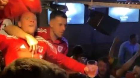 Die walisischen Spieler feiern in der Bar von Gareth Bale, nachdem sie sich für die Weltmeisterschaft qualifiziert haben. Ausgelassen und etwas abgewandelt, singt die Mannschaft den Shakira-Hit "Waka Waka" mit.