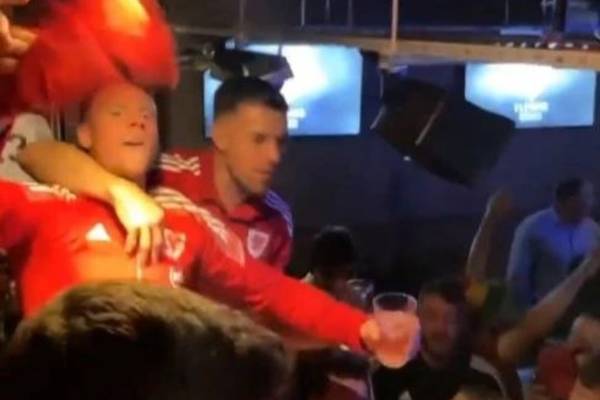 Wilde ‚Waka-Waka’-Party: Wales-Spieler übernehmen Bar