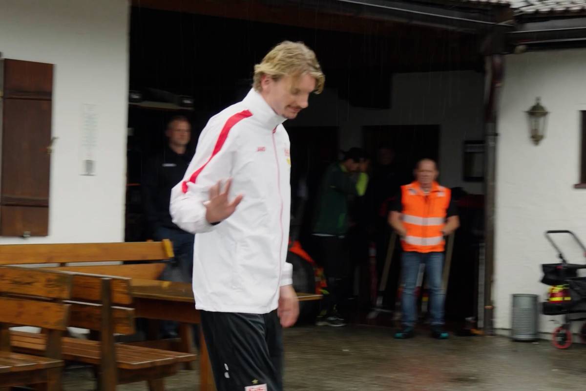 Nick Woltemade trainiert trotz Wechselwunsches weiterhin mit dem VfB Stuttgart. Der deutsche Nationalspieler macht keinen fröhlichen Eindruck - Mitspieler erleben ihn aber auch anders.