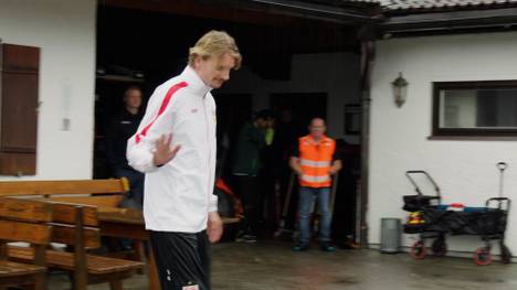 Nick Woltemade trainiert trotz Wechselwunsches weiterhin mit dem VfB Stuttgart. Der deutsche Nationalspieler macht keinen fröhlichen Eindruck - Mitspieler erleben ihn aber auch anders.