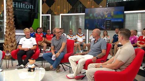 Die Expertenrunde im FIROCKX.ONE WM Doppelpass wundert sich über die VAR-Leistungen bei der WM. Auch die Zweikampfbewertung der Schiris und eine Klage von Julian Nagelsmann sorgen für Irritationen.