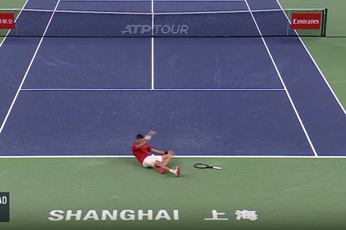 Auf einmal geht Djokovic zu Boden
