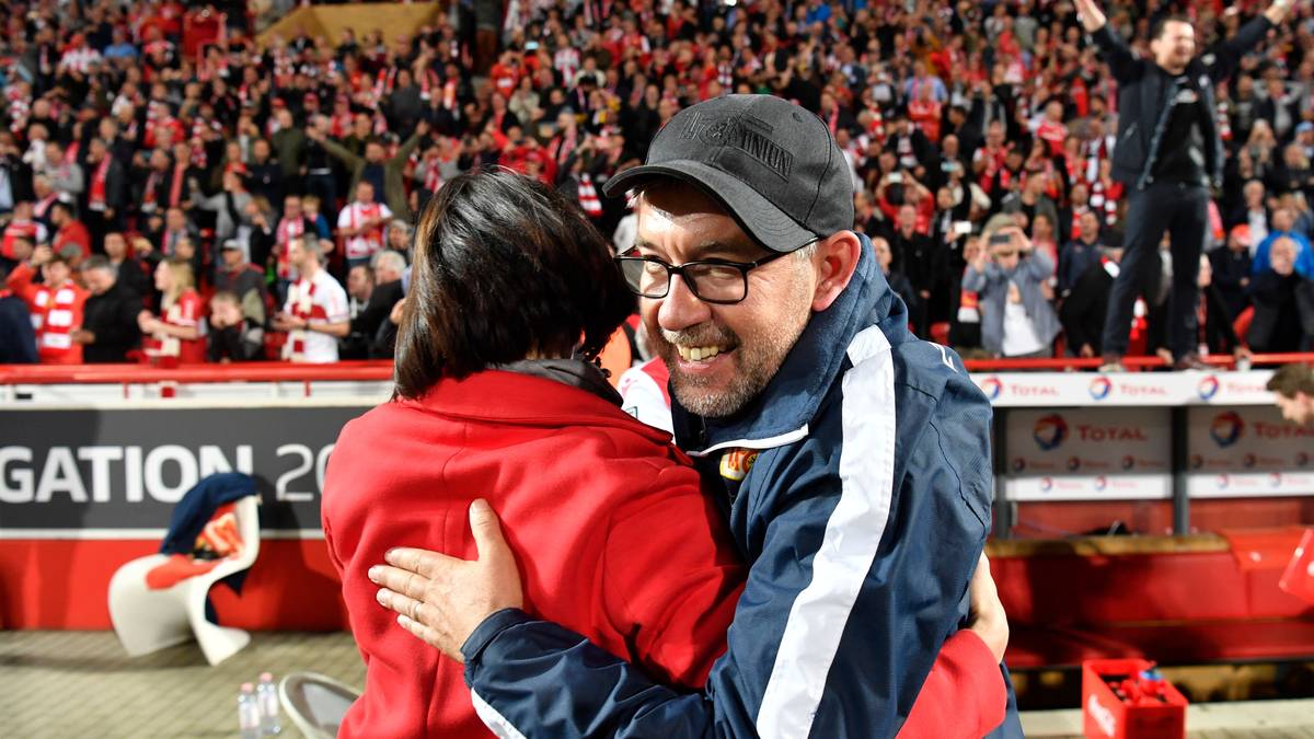 Mittendrin: Unions Schweizer Trainer Urs Fischer. Er darf sich nun mit Fug und Recht Held nennen, der Coach hat mit Union soeben Geschichte geschrieben