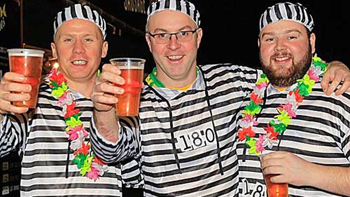 Tag 12: Begeisterte Fans, lustige Kostüme und viel Bier dürfen natürlich auch am zwölften Tag natürlich nicht fehlen: Drei Bankräuber haben sich in den Ally Pally verirrt